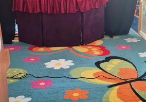 Dzieci oglądają przedstawienie teatralne