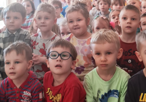 Dzieci oglądają przedstawienie teatralne
