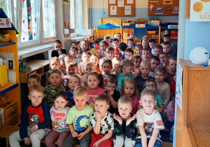 Dzieci oglądają przedstawienie teatralne