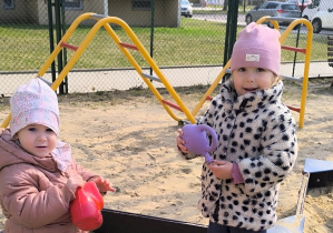 Dziewczynki bawią się w piaskownicy