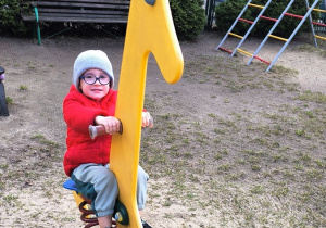 Chłopiec buja się na koniku