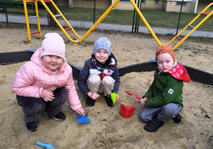 Dzieci bawią się w piaskownicy