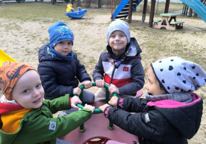 Dzieci bujają się na kwiatku