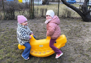 Dziewczynki bujają się na bujaku