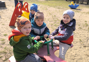 Dzieci bujają się na kwiatku