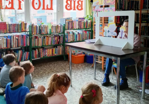 Dzieci oglądają teatrzyk "Zachowujemy się kulturalnie"