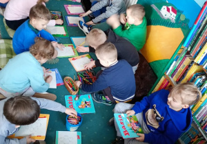 Dzieci kolorują kolorowankę