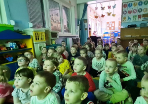 Dzieci oglądają film edukacyjny