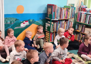 Słuchanie jak pani bibliotekarka opowiada o wiośnie