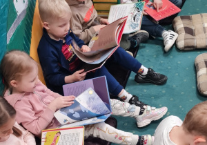 Oglądanie książek przez dzieci