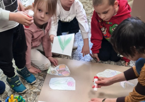 Przyklejanie obrazków na arkusz papieru