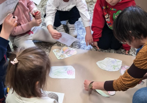 Przyklejanie obrazków na arkusz papieru