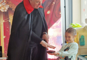 Dziewczynka z gr II uczestniczy w pokazie iluzjonisty