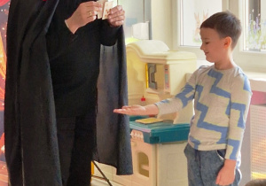 Chłopiec z gr III uczestniczy w pokazie iluzjonisty