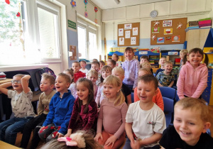 Dzieci oglądają pokaz iluzjonisty