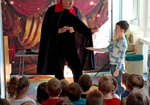 Dzieci oglądają pokaz iluzjonisty