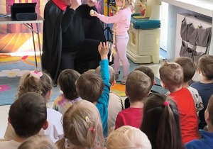 Dzieci oglądają pokaz iluzjonisty