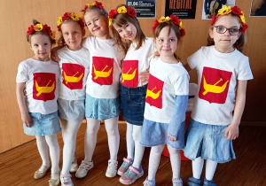 Grupa dziewczynek