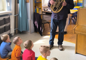 Pan gra na instrumencie dźwięki/odgłosy zwierząt