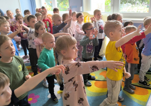 Dzieci tańczą w trakcie koncertu