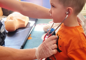 Dziecko słucha bicia swojego serca za pomocą stetoskopu