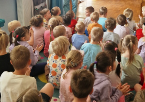 Dzieci słuchają wiadomości na temat tańca breakdance