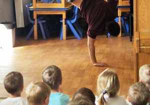 Prezentacja figury tańca breakdance