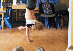 Prezentacja figury tańca breakdance