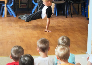 Prezentacja obrotu w tańcu breakdance