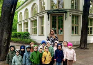 Dzieci przed budynkiem Muzeum