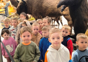 Dzieci na tle żubra i niedźwiedzia brunatnego