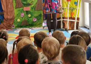 Przedszkolaki oglądają przedstawienie teatralne