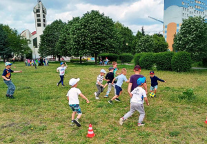 Dzieci grają w piłkę nożną