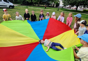 Zabawy dzieci z grupy II i III z okazji Dnia Dziecka