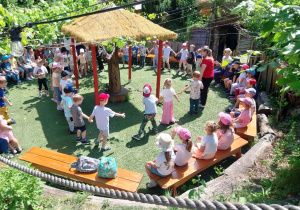 Wspólne tańce w Dolinie Skrzatów