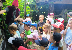 Dzieci słuchają opowieści Skrzatologa