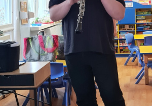 Muzyk gra na oboju
