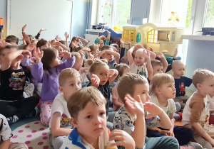 Dzieci ilustrują ruchem do melodii granej podczas koncertu
