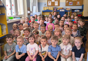 Dzieci oglądają pokaz iluzjonisty