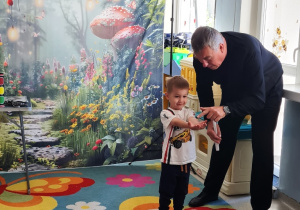 Chłopiec uczestniczy w pokazie iluzjonisty