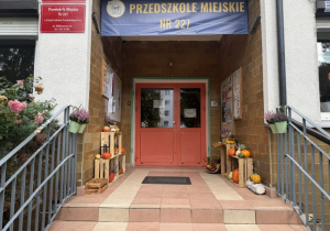 Dary Jesieni stanowią dekorację przed wejściem do Przedszkola