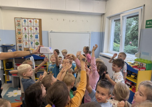 Dzieci przy muzyce dziecięcej bawią się