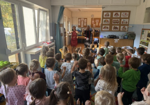 Tancerze w strojach kubańskich tańczą taniec do muzyki kubańskiej
