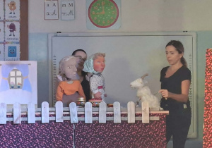 Panie prezentują kukiełkę kozy, babci i wnuczki